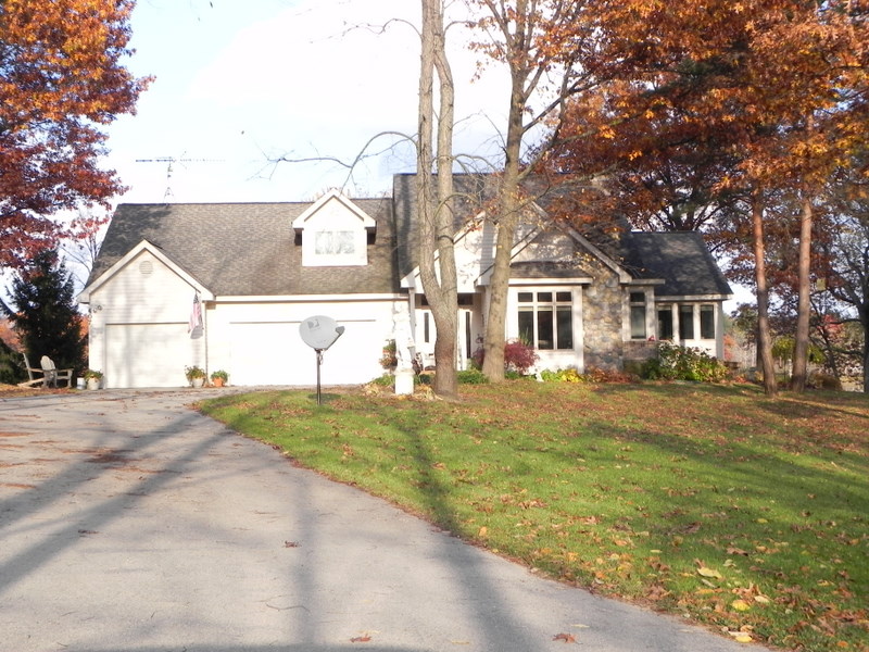 waterfront homes peninsula lake highland township michigan